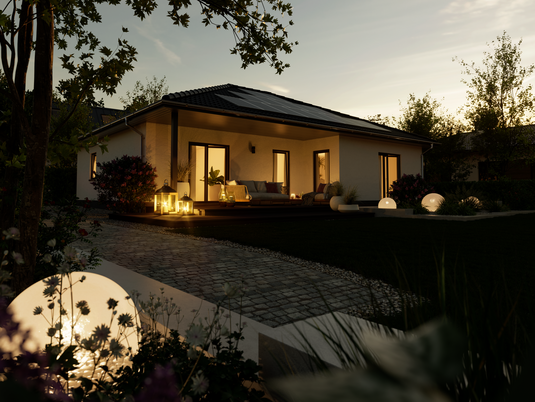 Winkelbungalow bei Abendstimmung – Zukunft mit Sonnenenergie Winkelbungalow im Abendlicht mit großzügiger Dachfläche für eine Photovoltaiklösung